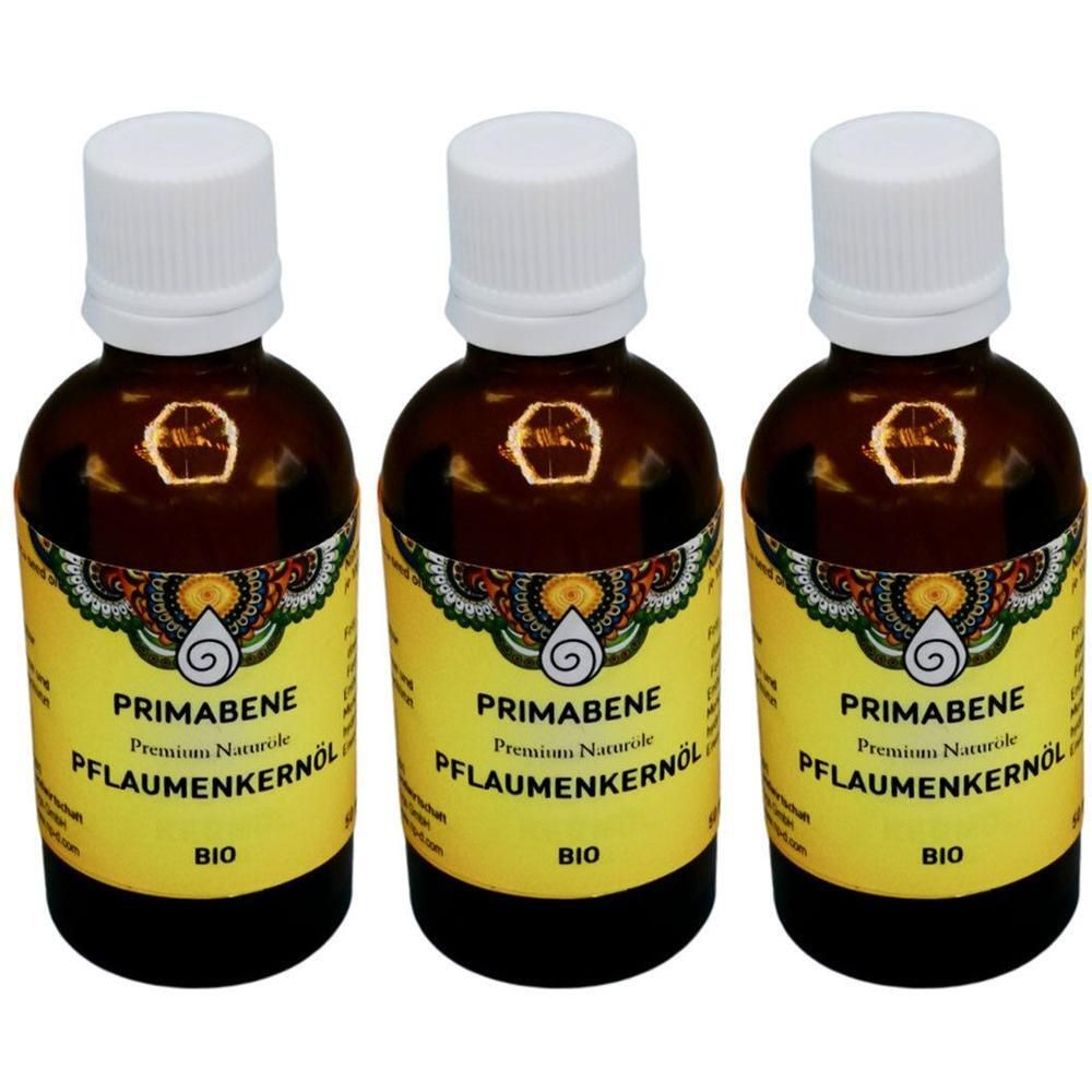 Drei braune Glasflaschen mit weißen Deckeln. Auf den Etiketten steht "PRIMABENE Pflaumenkernöl Bio".