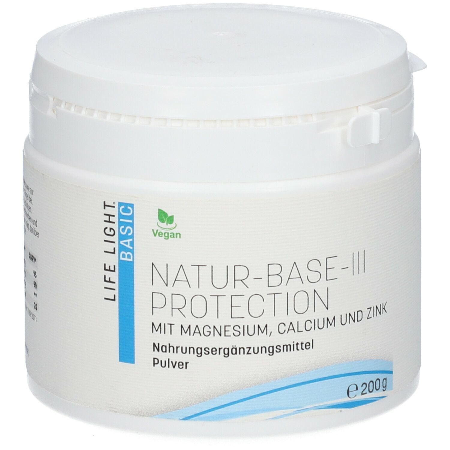 Weiße Dose mit Deckel. Aufschrift: NATUR-BASE-III PROTECTION, MIT MAGNESIUM, CALCIUM UND ZINK. Vegan-Siegel. Pulver, 200g.