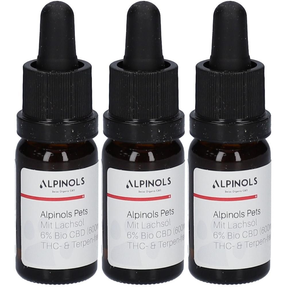 Drei braune Glasflaschen mit schwarzen Deckeln und Pipetten. Auf den Etiketten steht "Alpinols Pets" und "6% Bio CBD".