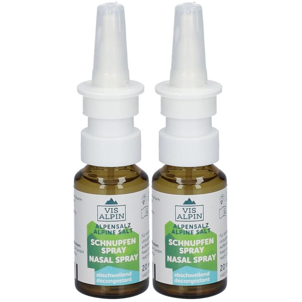 Zwei Flaschen Nasenspray. Braune Glasflaschen mit weißem Sprühkopf. Beschriftung: VIS ALPIN, ALPENSALZ, SCHNUPFEN SPRAY, NASAL SPRAY.