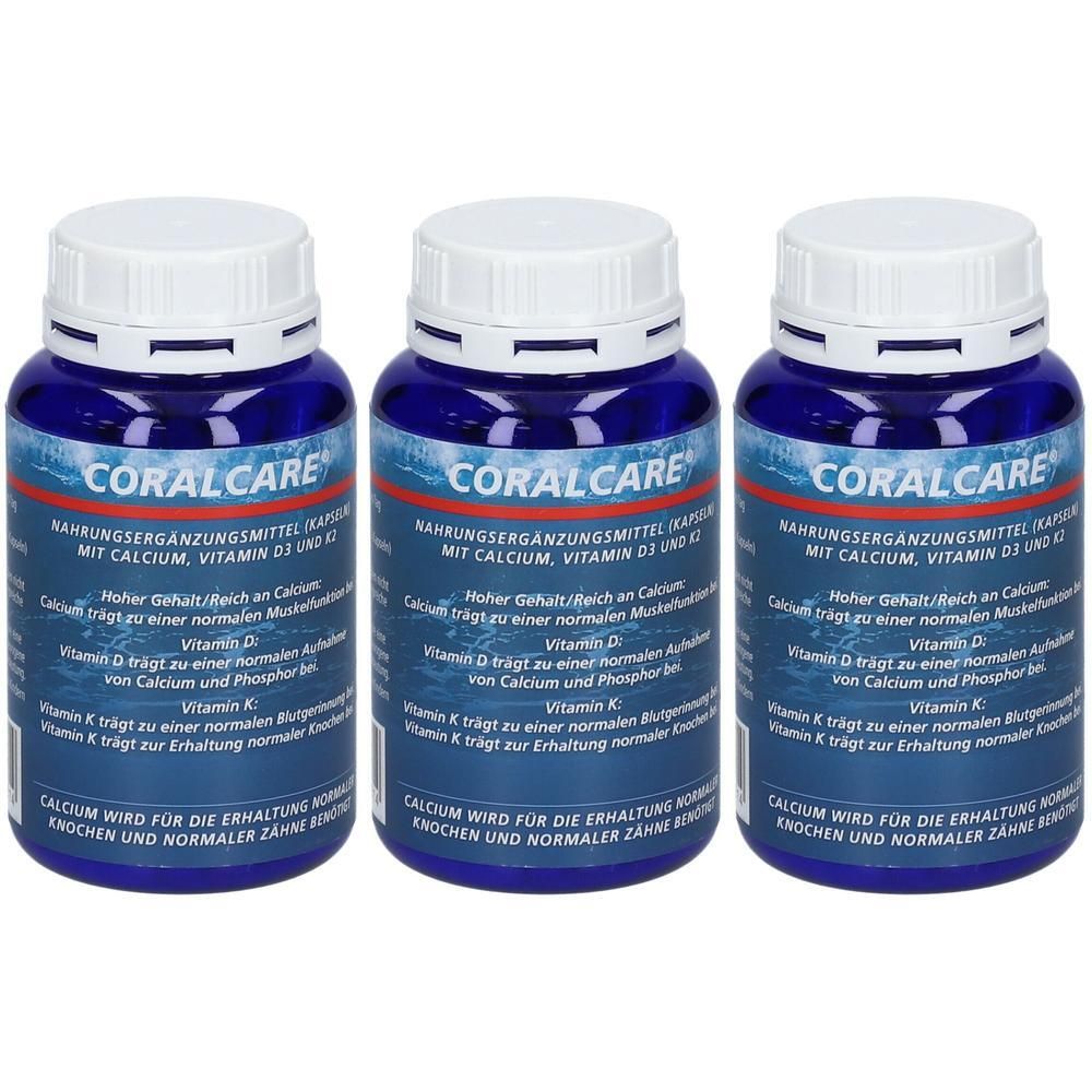 Drei blaue Flaschen mit weißen Deckeln. Aufschrift: CORALCARE, Nahrungsergänzungsmittel mit Calcium, Vitamin D3 und K2.
