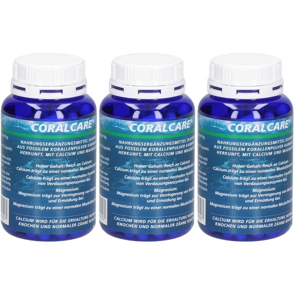 Drei blaue Flaschen mit weißen Deckeln. Auf den Etiketten steht "CORALCARE" und Produktinformationen. Nahrungsergänzungsmittel.