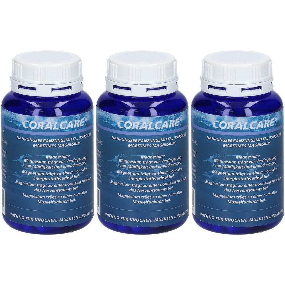 Drei blaue Flaschen mit weißen Deckeln. Aufschrift: Coralcare, Nahrungsergänzungsmittel, Maritimes Magnesium. Text in deutscher Sprache.
