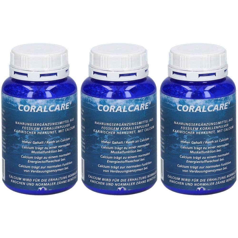 Drei blaue Flaschen mit weißem Deckel. Aufschrift: CORALCARE. Nahrungsergänzungsmittel mit Calcium. Text in deutscher Sprache.