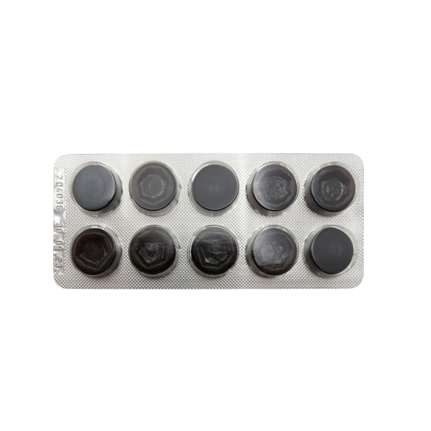 Blisterpackung mit 10 schwarzen Halspastillen. Runde Form mit geprägtem Muster. Silberne Verpackung.