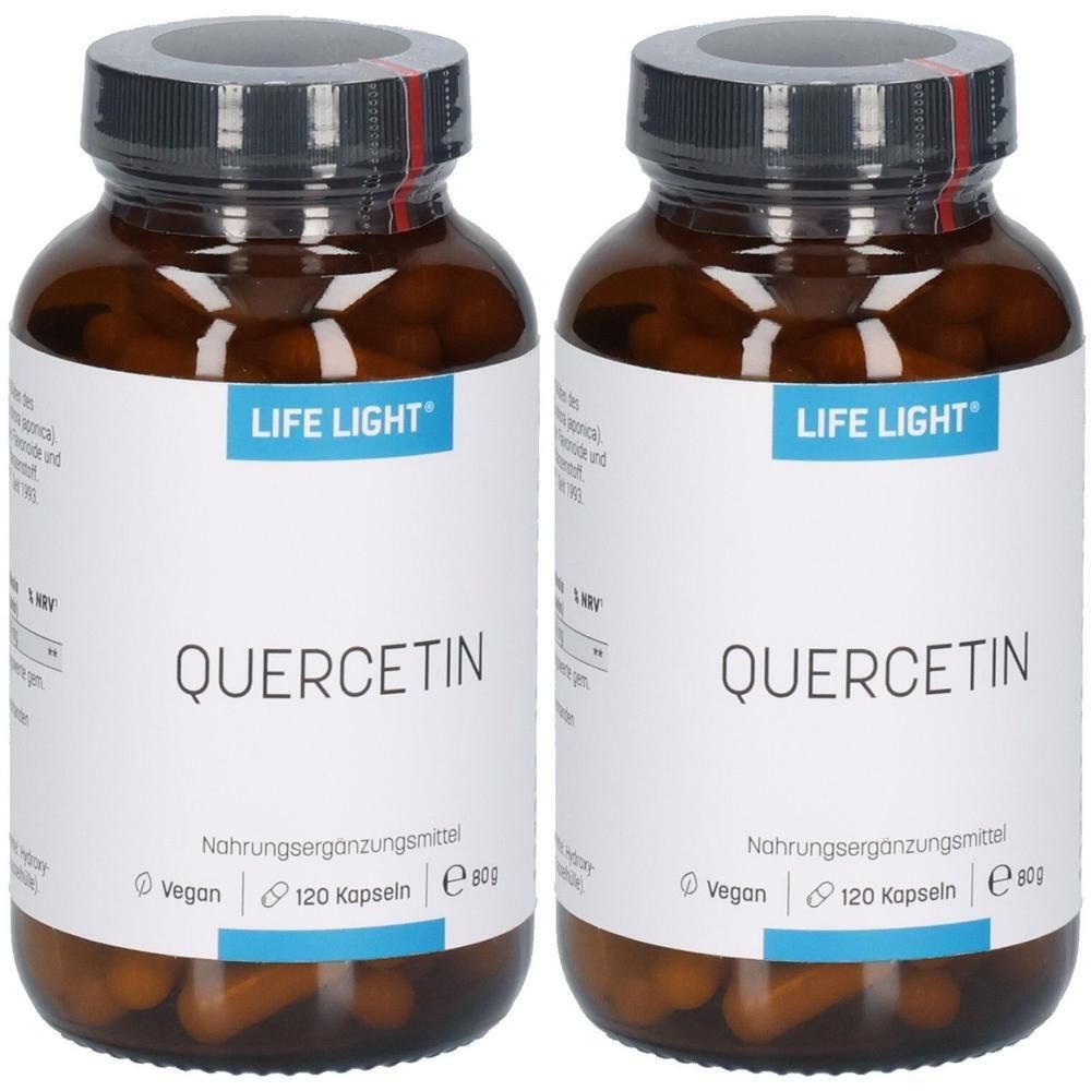 Zwei braune Glasflaschen mit schwarzen Deckeln. Auf den Etiketten steht "LIFE LIGHT" und "QUERCETIN". Vegan, 120 Kapseln.