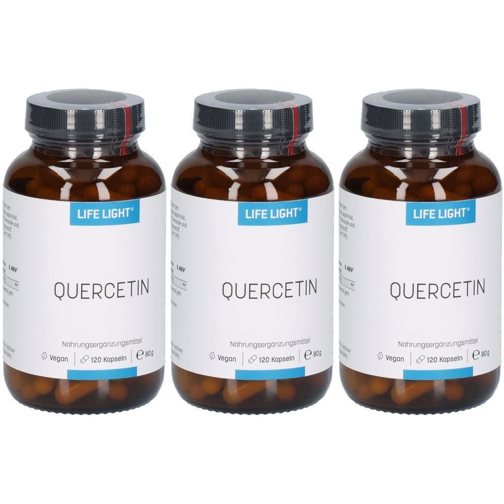 Drei braune Glasflaschen mit schwarzen Deckeln. Auf den Etiketten steht LIFE LIGHT QUERCETIN. Vegan, 120 Kapseln.