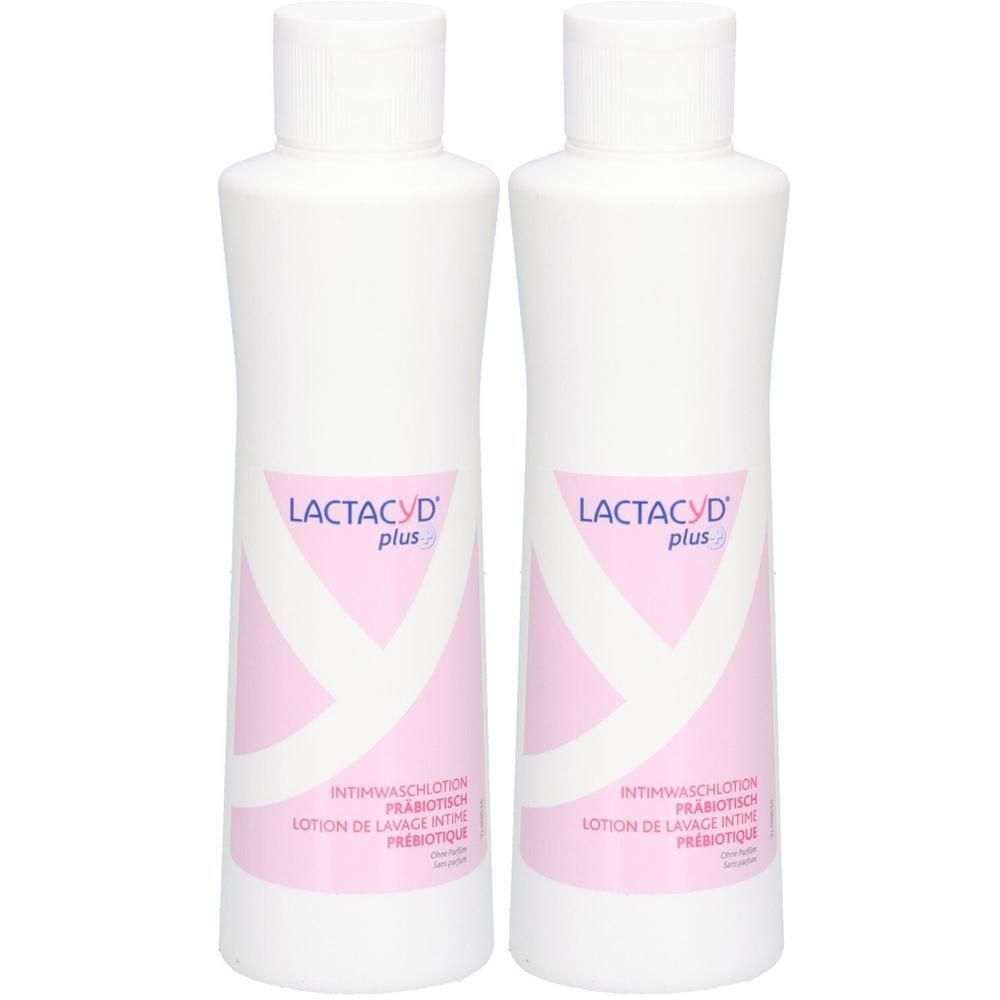 Zwei weiße Flaschen mit rosa Etiketten. Auf den Etiketten steht LACTACYD plus. Text darunter: Intimwaschlotion Präbiotisch.