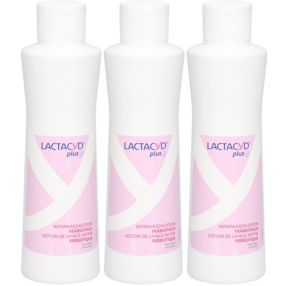 Drei weiße Flaschen mit Klappdeckel. Auf den Flaschen rosa Etiketten mit der Aufschrift LACTACYD plus und Produktinformationen.