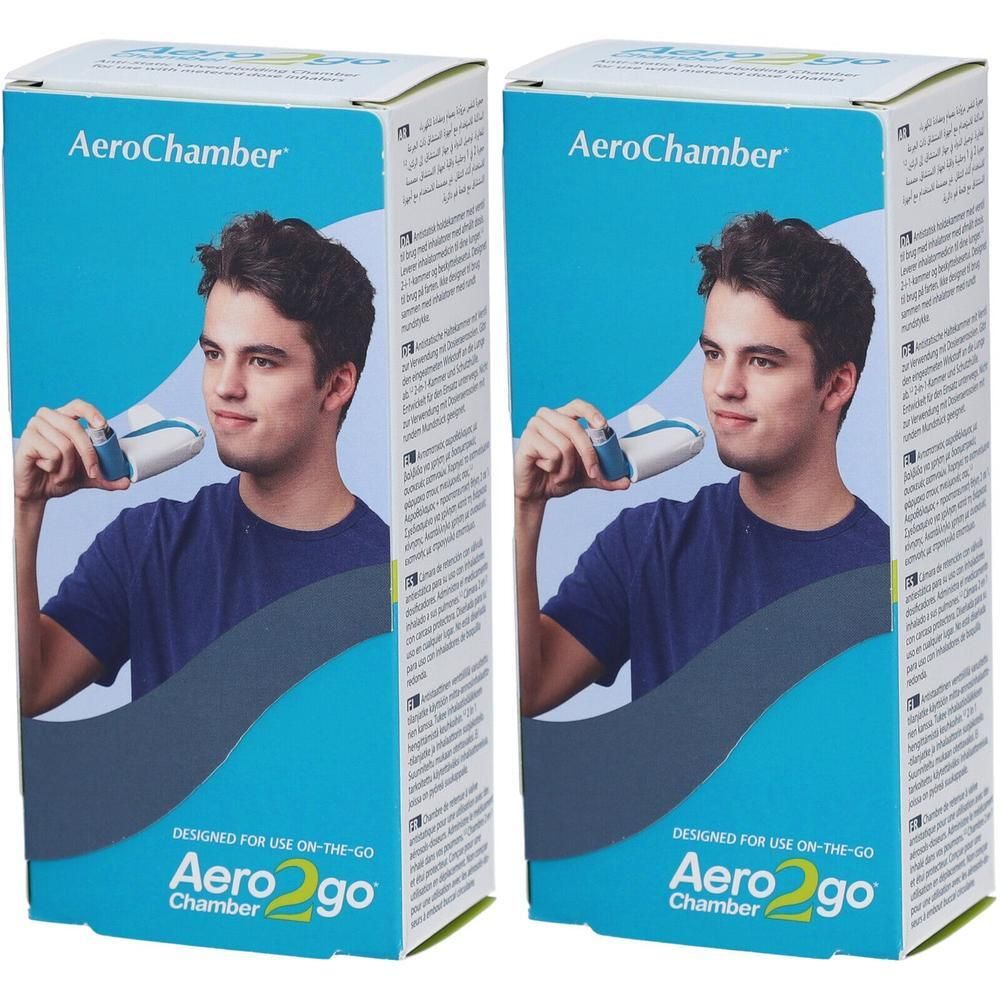 Zwei AeroChamber Aero2go Inhalatoren in Einzelverpackung. Ein junger Mann hält ein Gerät an seinen Mund.