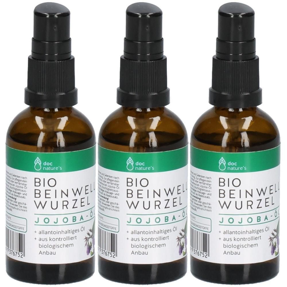 Drei braune Glasflaschen mit schwarzem Sprühkopf. Auf den Etiketten steht "doc nature's BIO BEINWELL WURZEL JOJOBA-Öl".