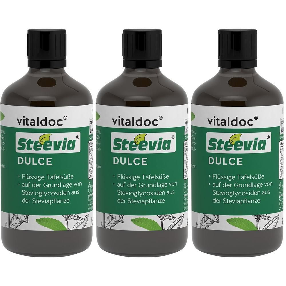 Drei Flaschen vitaldoc Steevia DULCE. Grüne Etiketten mit Produktnamen und Text. Schwarze Deckel. Flüssige Tafelsüße auf Stevioglycosiden-Basis.