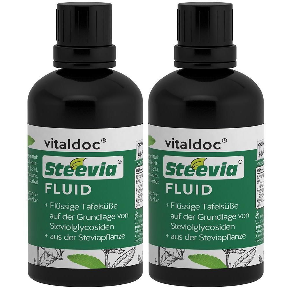 Zwei Flaschen vitaldoc® Steevia® FLUID. Schwarze Flaschen mit grünen Etiketten. Aufschrift: Steevia FLUID, flüssige Tafelsüße.