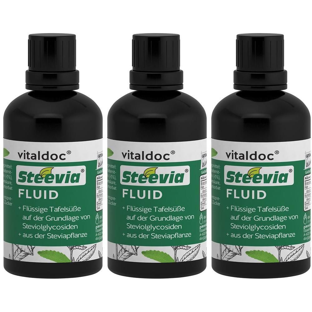 Drei Flaschen vitaldoc® Steevia® FLUID. Schwarze Flaschen mit grünen Etiketten. Aufschrift: Flüssige Tafelsüße auf Steviolglycosiden.