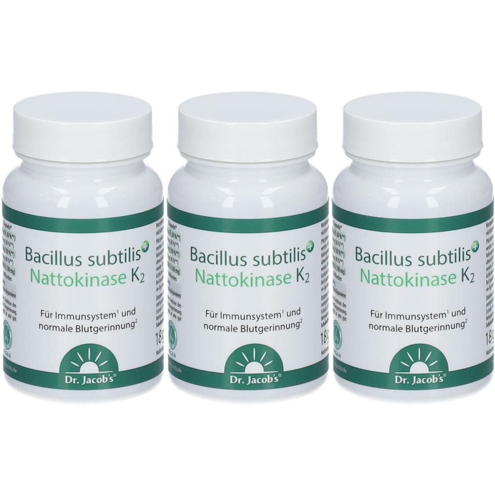 Drei weiße Flaschen mit Schraubverschluss. Aufschrift: Bacillus subtilis Nattokinase K2. Marke: Dr. Jacob's. Für Immunsystem und normale Blutgerinnung.