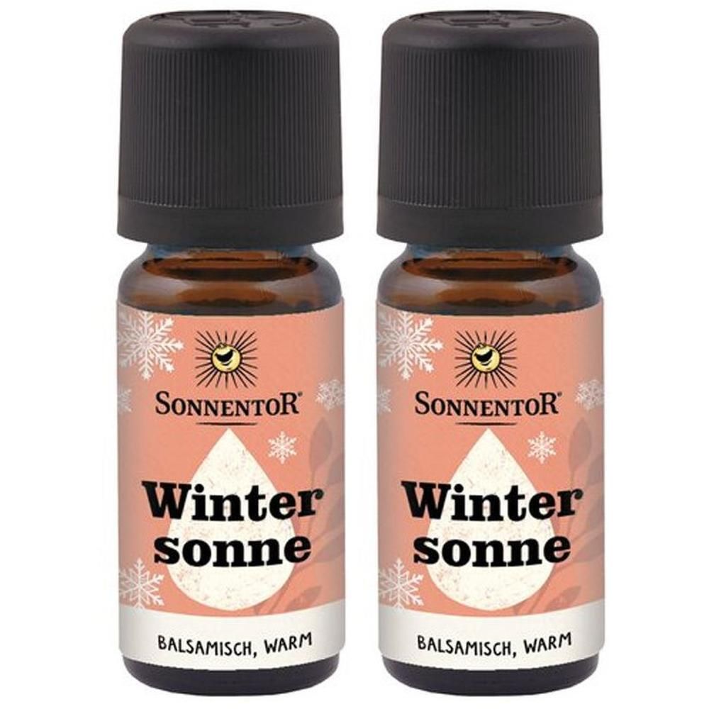 Zwei braune Glasflaschen mit schwarzem Deckel. Auf den Etiketten steht "Sonnentor Wintersonne" und "Balsamisch, warm".