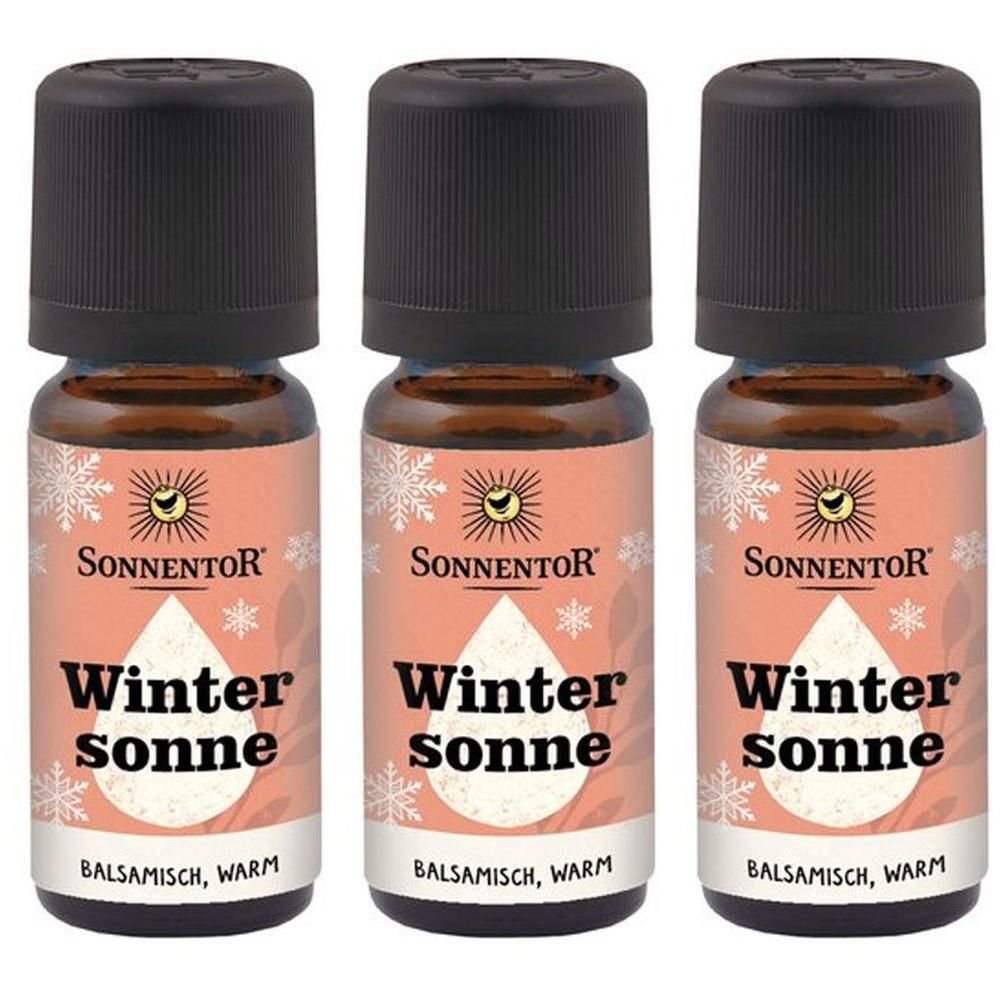 Drei braune Glasflaschen mit schwarzem Deckel. Auf den Etiketten steht "Winter Sonne" und "SONNENTOR".
