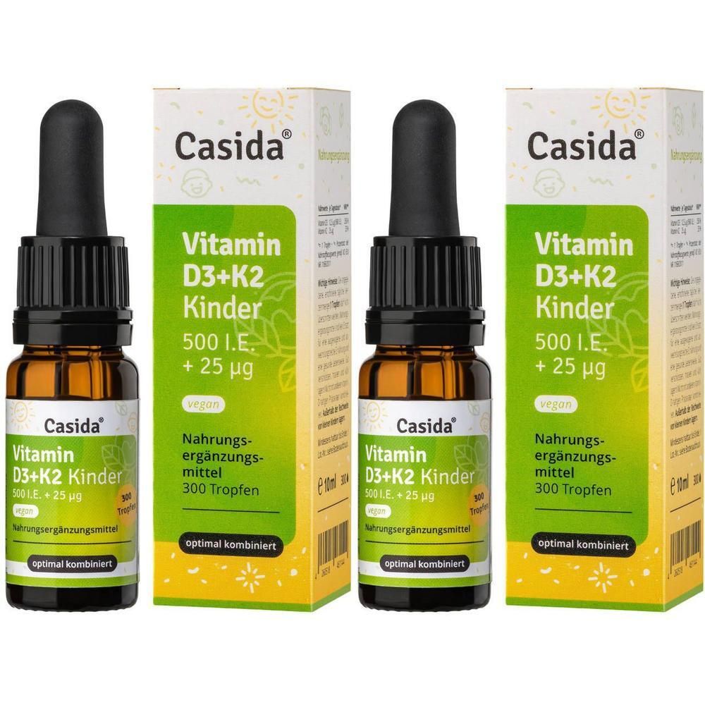 Drei Flaschen Casida Vitamin D3 + K2 Kinder. Braunglasflaschen mit schwarzer Pipette. Weiße Kartons mit Produktinformationen.