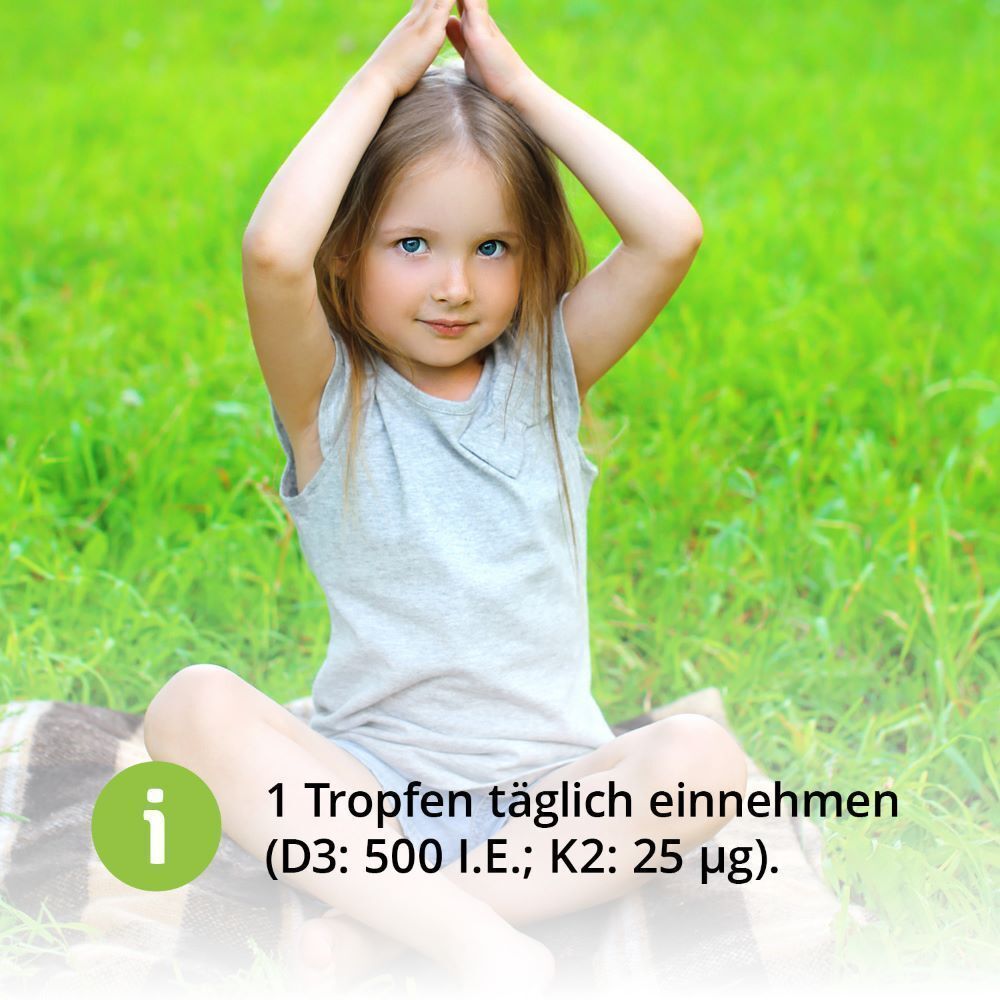 Ein Mädchen sitzt auf einer Decke im Gras. Text: 1 Tropfen täglich einnehmen (D3: 500 I.E.; K2: 25 µg).