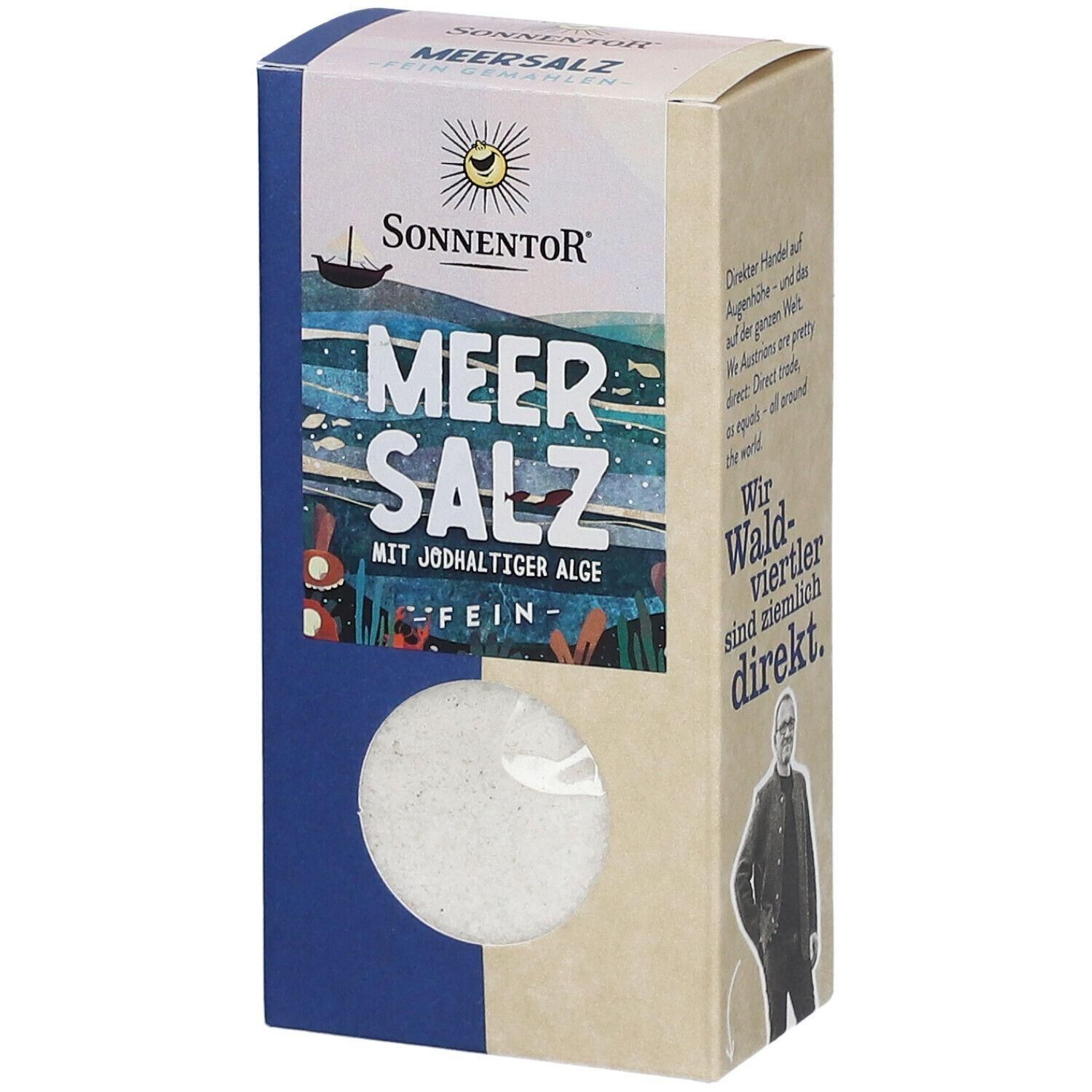 Kartonverpackung mit Sichtfenster. Aufschrift: Meersalz mit jodhaltiger Alge. Marke: Sonnentor. Illustration: Meer, Sonne, Boot.