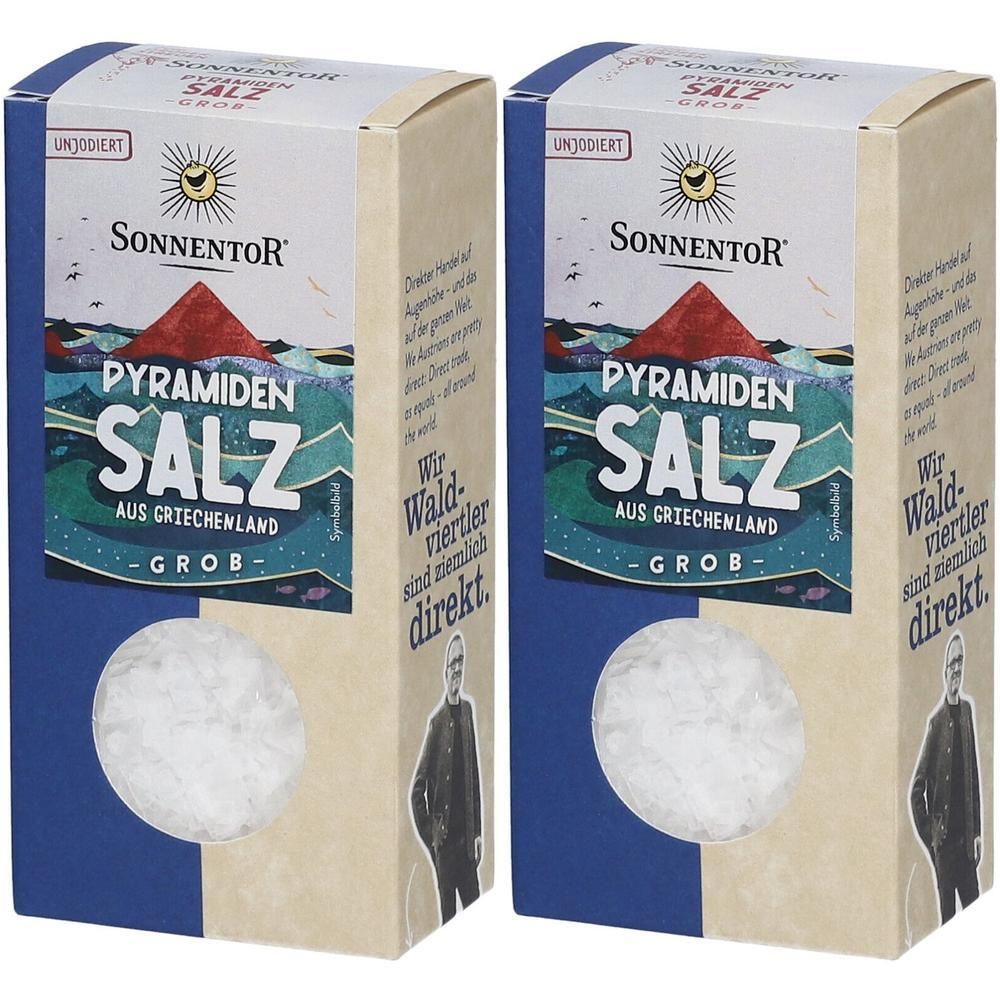 Zwei Kartons mit SonnentoR Pyramidensalz. Aufschrift: Pyramidensalz, aus Griechenland, grob. Sichtfenster mit Salz. Logo: Sonne.