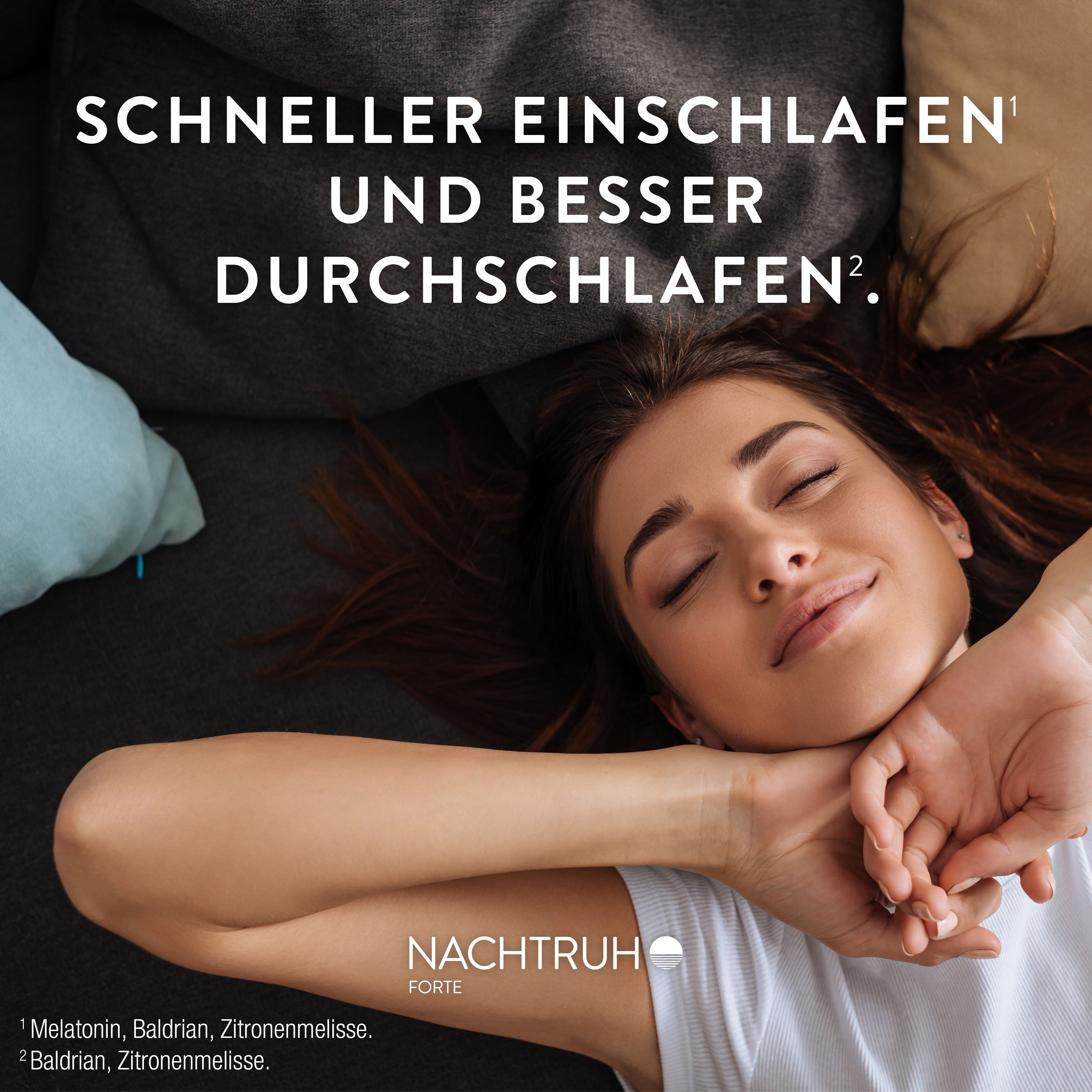 Frau schläft entspannt auf einem Sofa, NACHTRUH FORTE Tablette daneben.