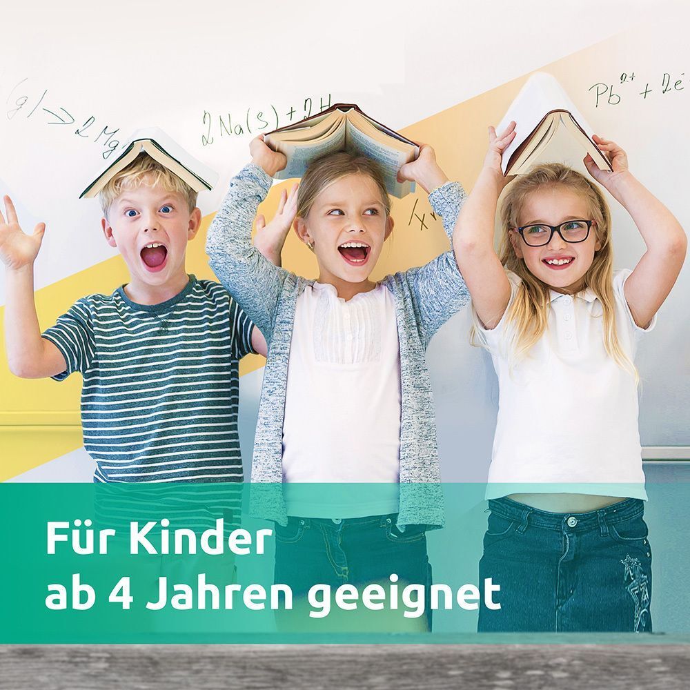Drei Kinder mit Büchern auf dem Kopf. Text: Für Kinder ab 4 Jahren geeignet.