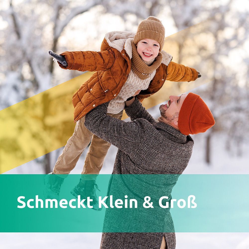 Vater hebt lachenden Sohn im Schnee hoch. Text: Schmeckt Klein & Groß.