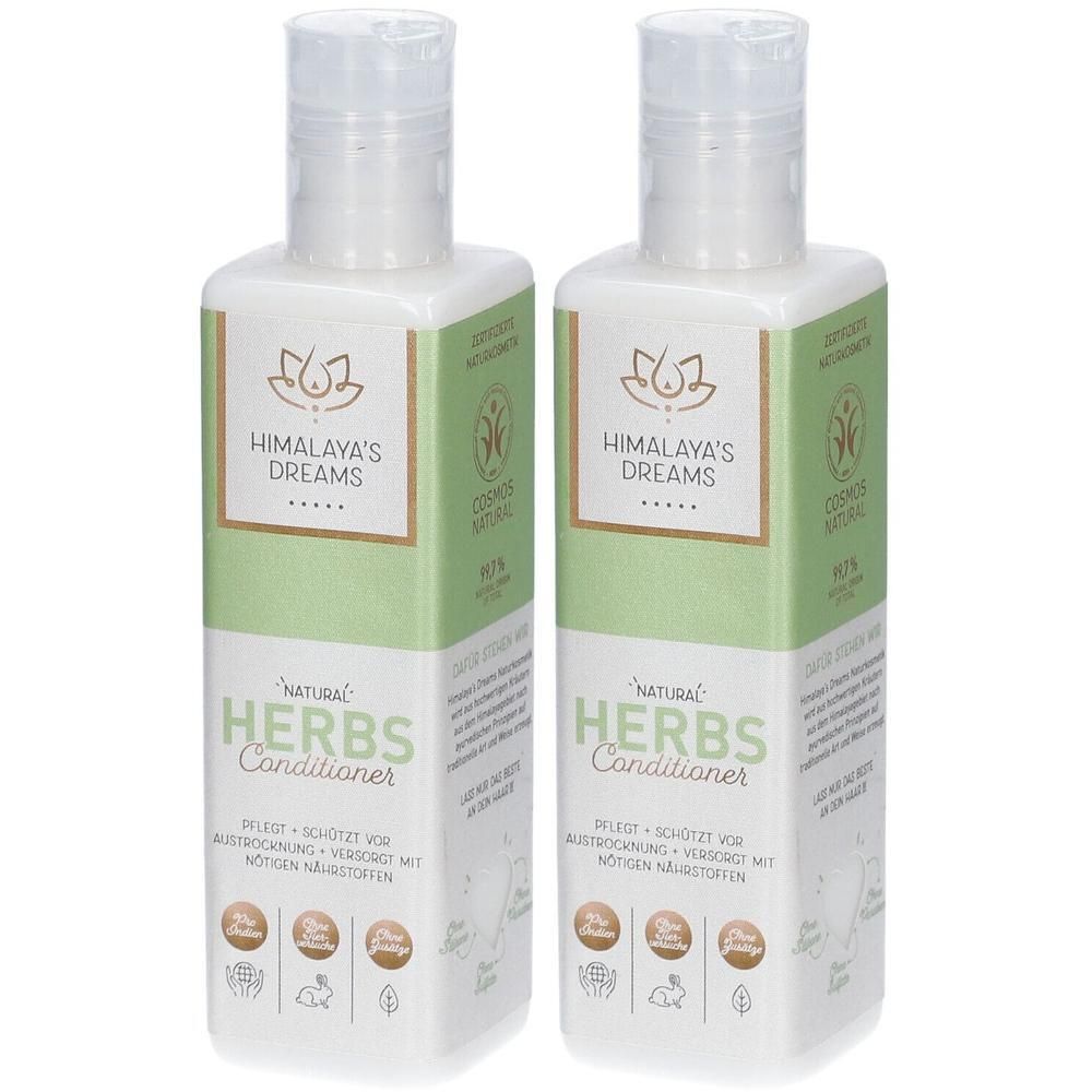 Zwei Flaschen Conditioner. Weißes Fläschchen mit grünem Etikett. Aufschrift: Himalaya's Dreams, Herbs Conditioner. Mit Logos.