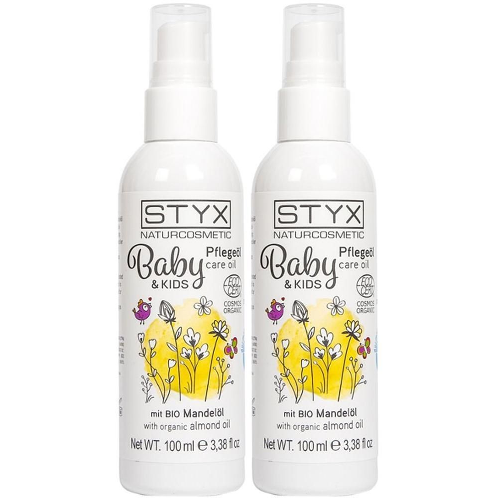 Zwei weiße Flaschen mit Sprühkopf. Aufschrift: STYX Naturcosmetic Baby & Kids Pflegeöl mit Bio Mandelöl. Zertifizierungslogo.
