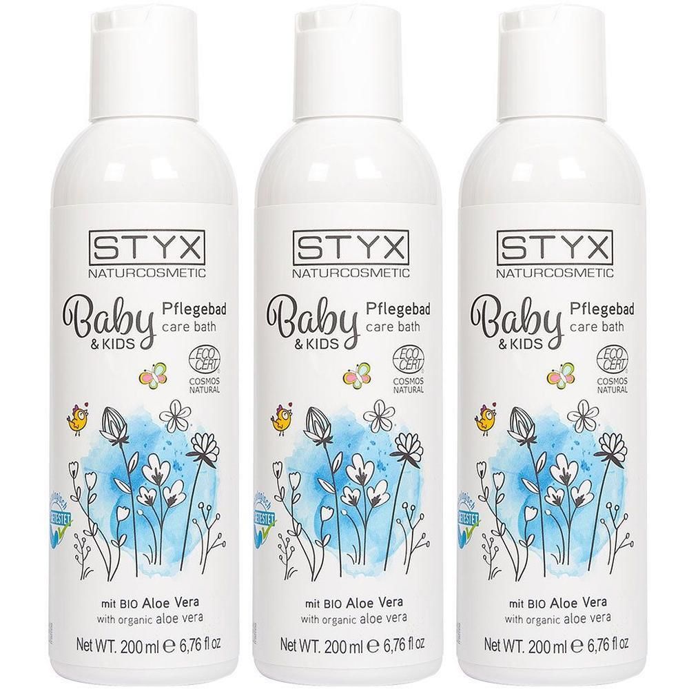 Drei weiße Flaschen mit STYX-Etikett. Aufschrift: Baby & Kids Pflegebad mit BIO Aloe Vera. Mit Cosmos Natural Zertifizierung.