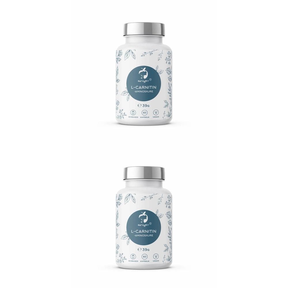 Zwei weiße Flaschen mit silbernen Deckeln. Auf jeder Flasche befindet sich ein blaues Etikett mit Text und einem Logo. L-Carnitin.