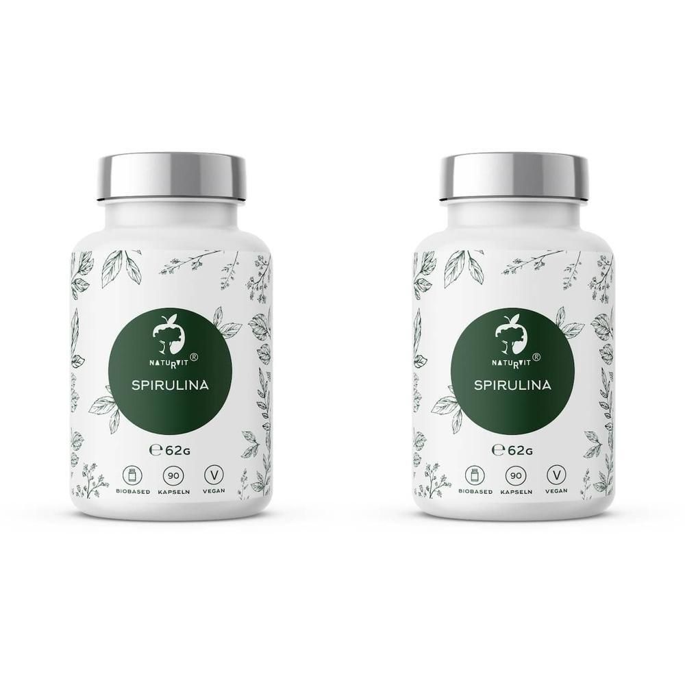 Zwei weiße Flaschen mit silbernen Deckeln. Auf jeder Flasche ein grünes Etikett mit dem Schriftzug SPIRULINA und dem Logo NATURVIT®. Aufschrift: 62g, 90 Kapseln, vegan.