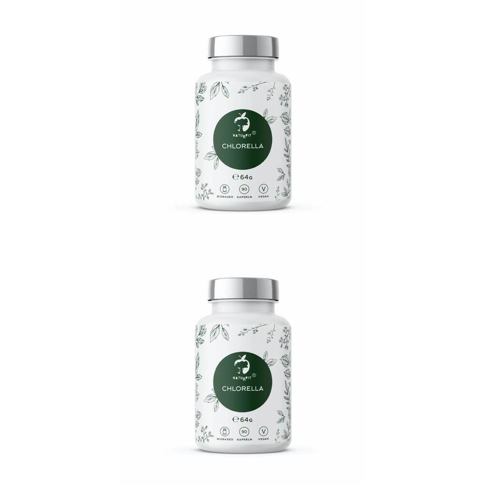 Zwei weiße Flaschen mit silbernen Deckeln. Auf jeder Flasche ein grünes Etikett mit dem Wort "Chlorella".