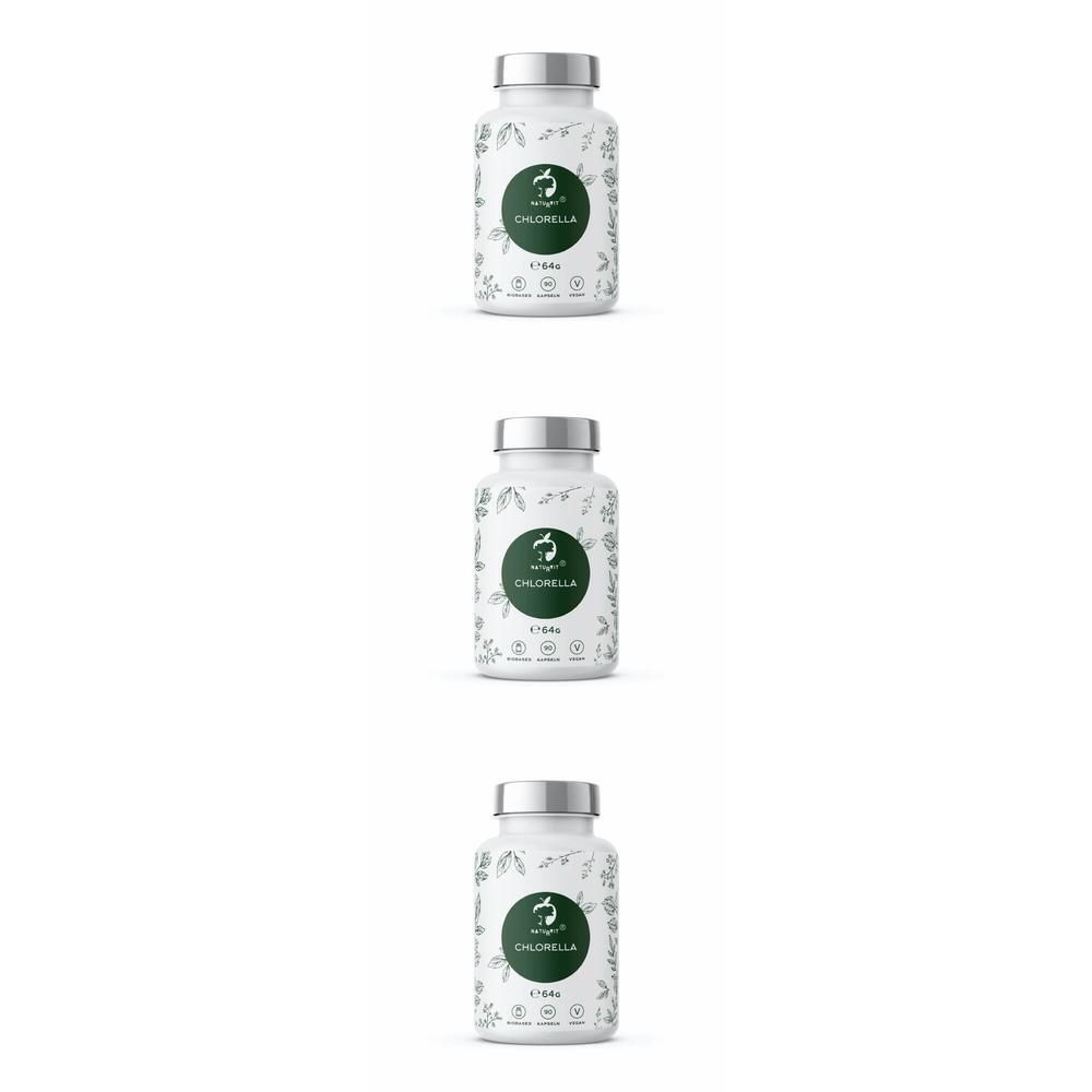 Drei weiße Flaschen mit silbernen Deckeln. Auf jeder Flasche befindet sich ein grünes Etikett mit dem Wort "CHLORELLA".