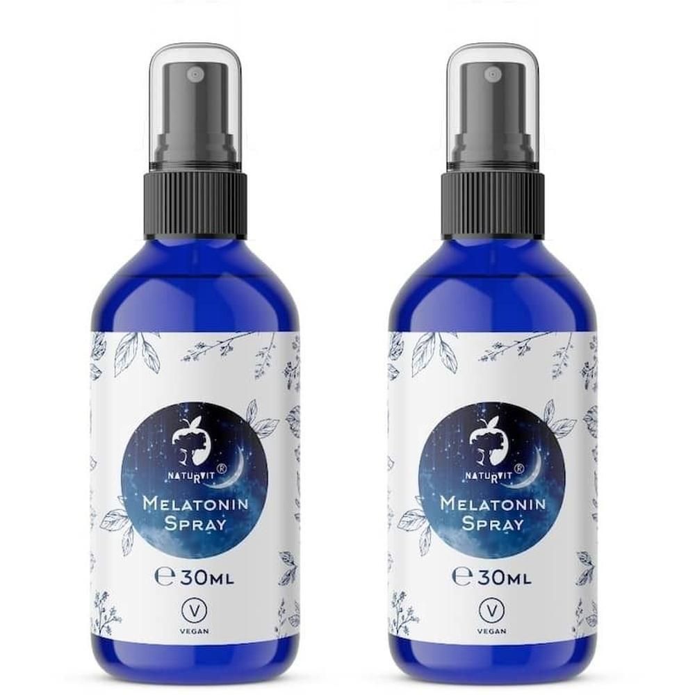 Zwei blaue Flaschen mit Sprühkopf. Auf dem Etikett steht "NATURVIT Melatonin Spray", darunter "e30ml" und ein Vegan-Siegel.