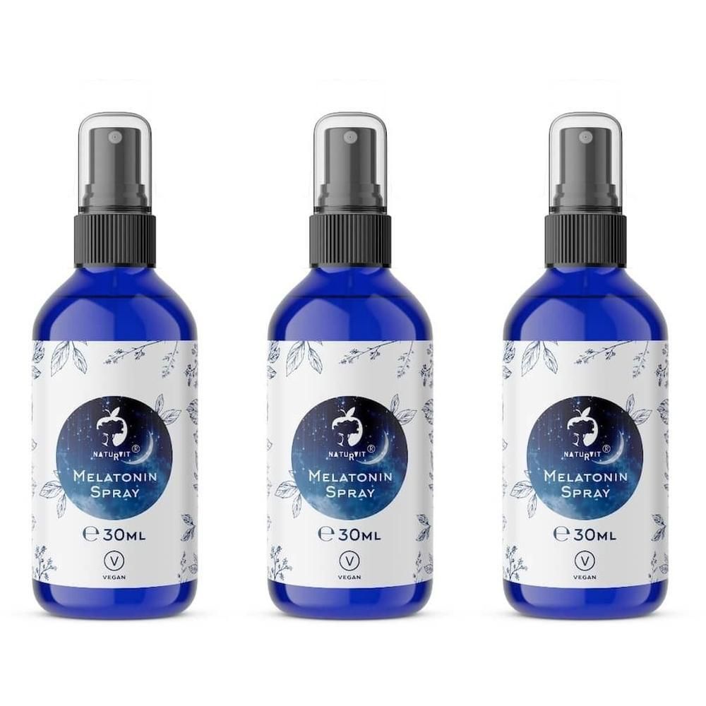 Drei blaue Sprühflaschen mit schwarzem Sprühkopf. Aufkleber mit Produktname und Logo. Vegan-Siegel.