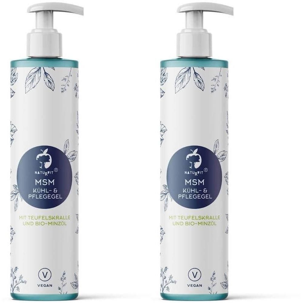 Zwei Flaschen NATURVIT® MSM Kühl- & Pflegegel mit Dosierpumpe. Aufschrift: MSM, Kühl-& Pflegegel, mit Teufelskralle und Bio-Minzöl. Vegan-Siegel.