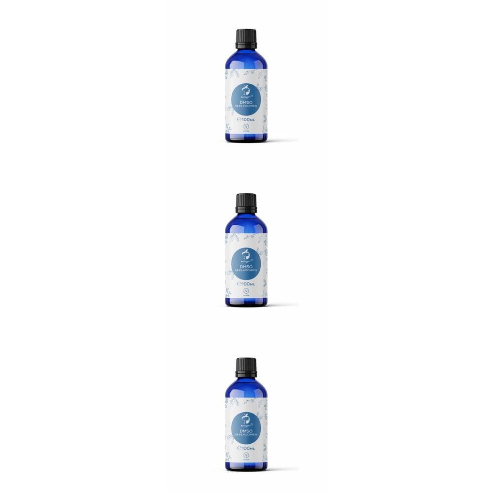Drei blaue Flaschen mit schwarzem Deckel. Auf jeder Flasche ein Etikett mit floralem Muster und Text.