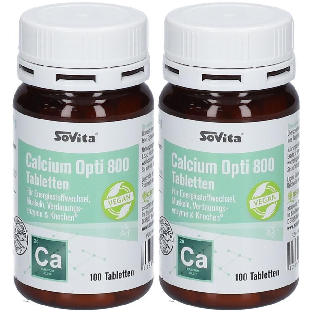 Zwei Flaschen SoVita Calcium Opti 800 Tabletten. Braune Flaschen mit weißem Deckel und Etikett. Vegan-Siegel. 100 Tabletten.