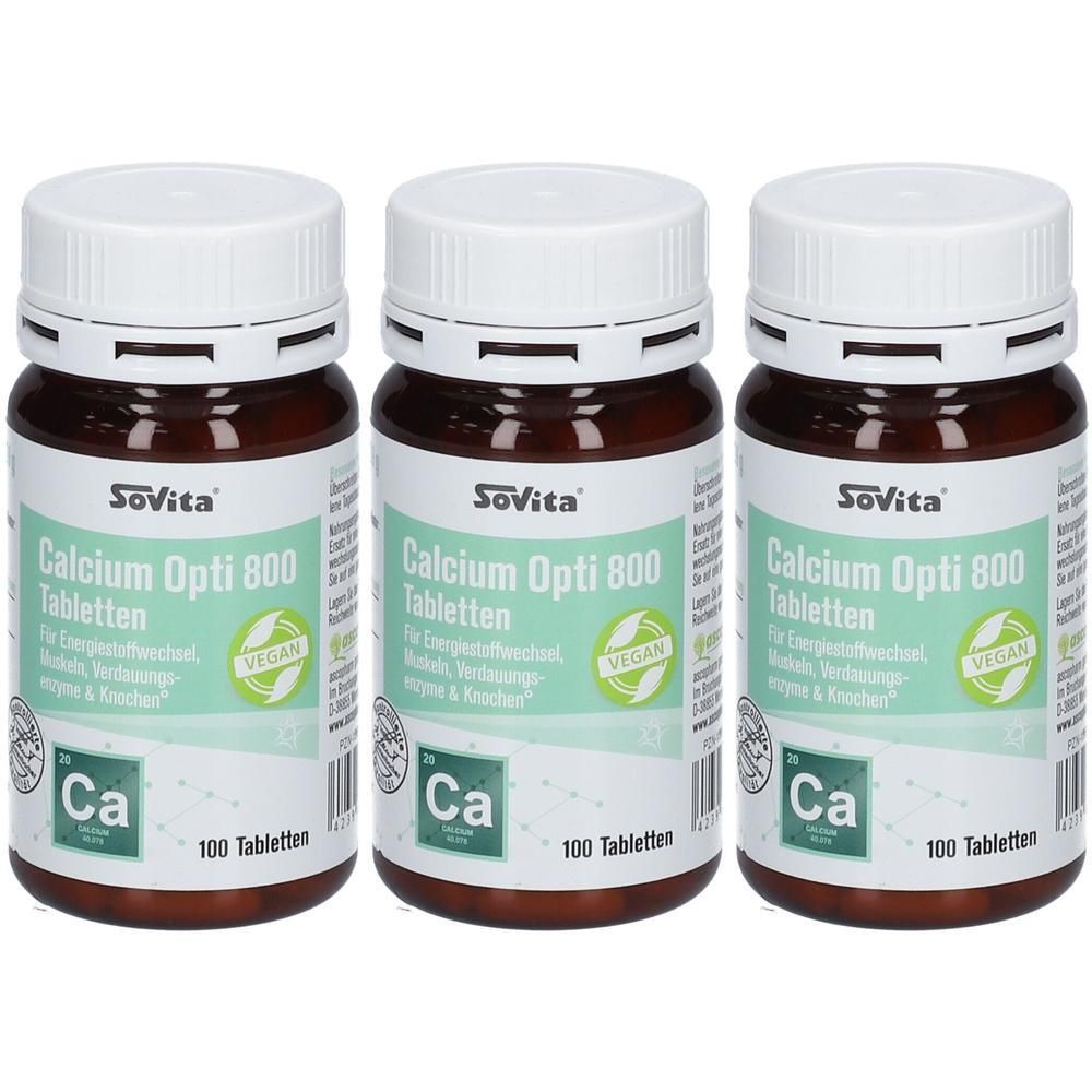 Drei braune Flaschen mit weißen Deckeln. Auf den Etiketten steht "SoVita Calcium Opti 800 Tabletten". Vegan-Siegel und "100 Tabletten".