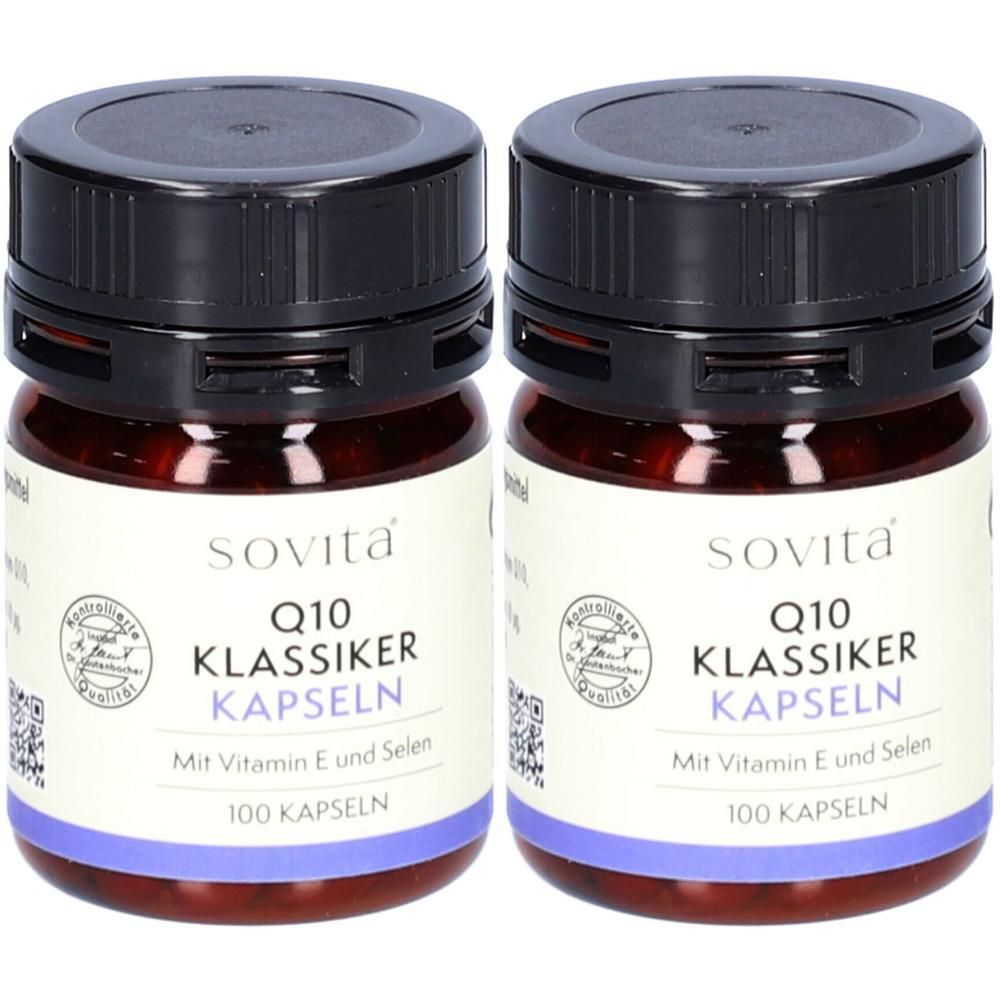 Zwei braune Glasflaschen mit schwarzen Deckeln. Auf den Etiketten steht "Sovita Q10 Klassiker Kapseln" und "100 Kapseln".
