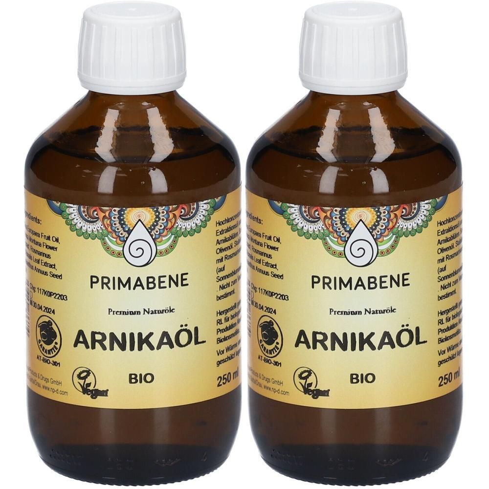 Zwei Flaschen PRIMABENE Arnikaöl BIO, je 250 ml. Braunglasflaschen mit weißem Schraubverschluss und gelbem Etikett.