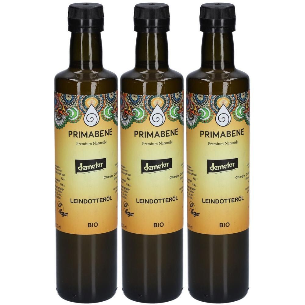 Drei Flaschen Leindotteröl. Jede Flasche hat einen schwarzen Deckel und ein Etikett mit dem Markennamen PRIMABENE und dem Demeter-Siegel.