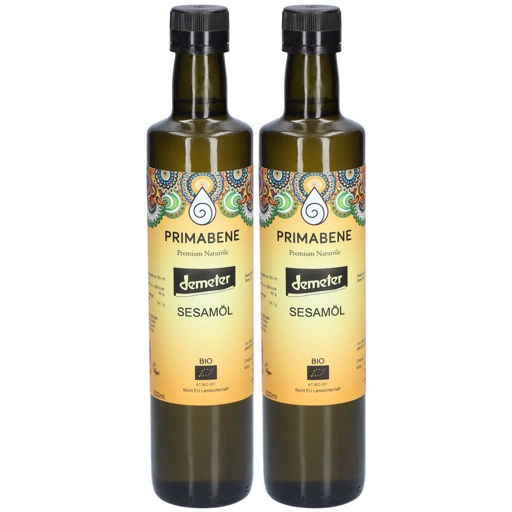 Zwei Flaschen Sesamöl. Auf den Etiketten steht "PRIMABENE", "demeter" und "Sesamöl". Die Flaschen haben schwarze Deckel und grüne Glasflaschen.