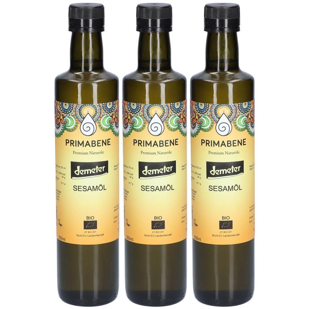 Drei Glasflaschen mit schwarzem Verschluss. Auf den Etiketten steht "PRIMABENE Sesamöl", darunter "demeter" und "BIO".