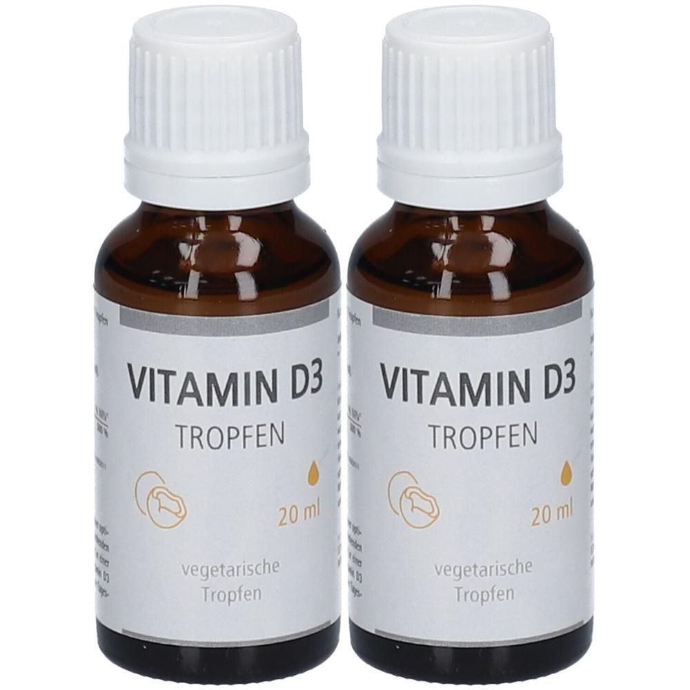 Zwei braune Glasflaschen mit weißen Deckeln. Auf den Etiketten steht "VITAMIN D3 TROPFEN" und "20 ml".