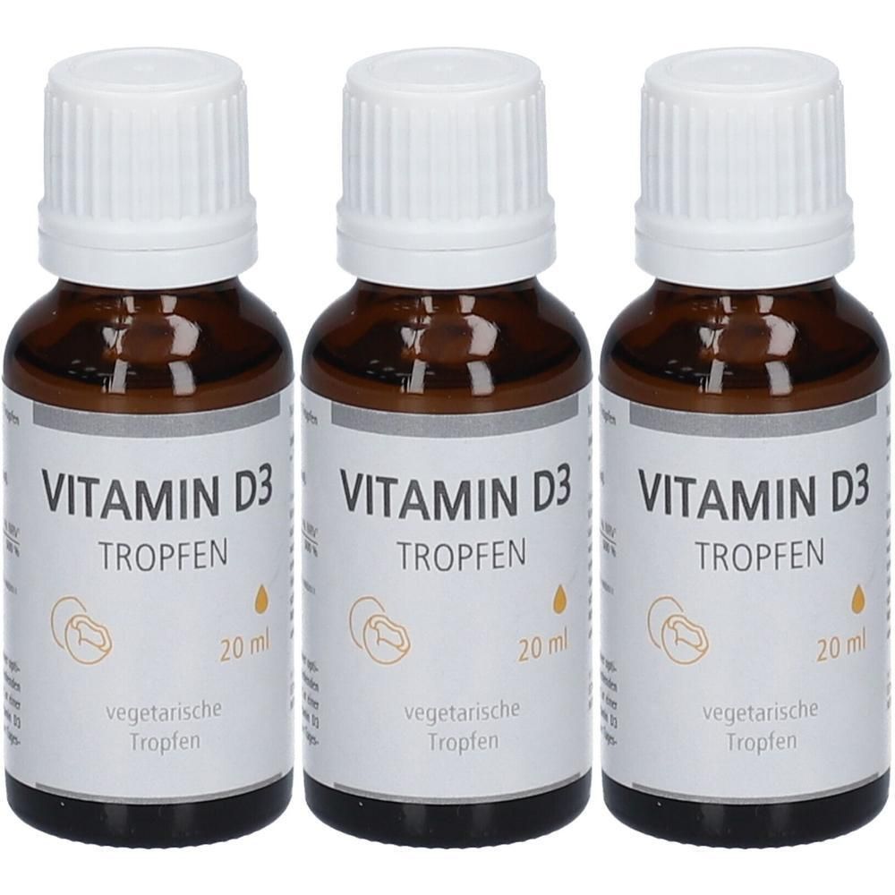 Drei Flaschen Vitamin D3 Tropfen. Braune Glasflaschen mit weißen Deckeln und Etiketten. Aufschrift: Vitamin D3 Tropfen, 20 ml, vegetarische Tropfen.