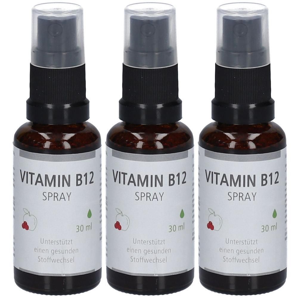 Drei Sprühflaschen mit Vitamin B12. Braune Glasflaschen mit schwarzem Sprühkopf und weißem Etikett. Aufschrift: Vitamin B12 Spray, 30 ml.