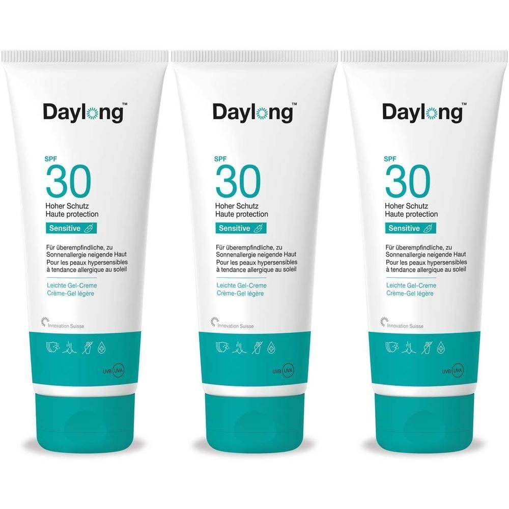 Drei Tuben Daylong Sensitive Gel-Creme SPF 30. Weiße Tuben mit türkisfarbenen Deckeln und Schriftzug.